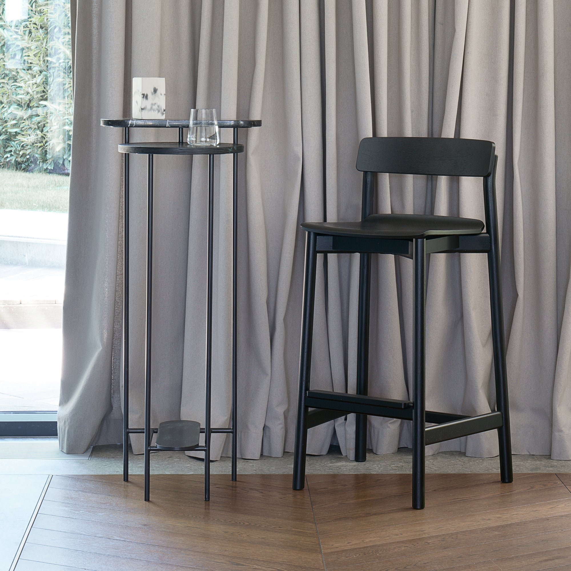 ARCHE BAR STOOL Black oak